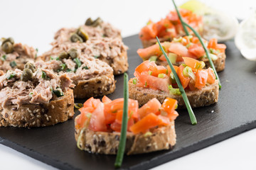Thunfisch- und Tomatenhappen als Vorspeise