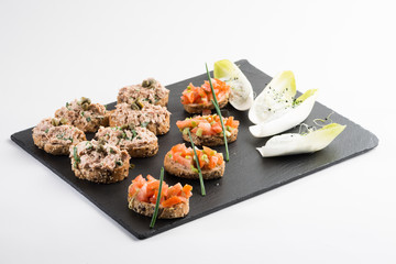 Thunfisch- und Tomatenhappen als Vorspeise