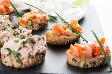 Thunfisch- und Tomatenhappen als Vorspeise