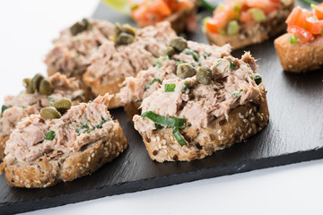 Thunfisch- und Tomatenhappen als Vorspeise