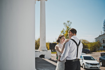 The bride and groom on the background of white columns 3912.