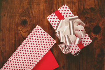 Obraz premium Christmas gift and presents wrapping