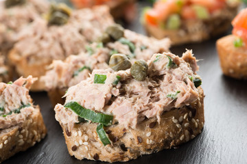 Thunfisch- und Tomatenhappen als Vorspeise