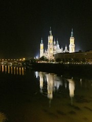 Vista nocturna de la basilica del Pilar en Zaragoza