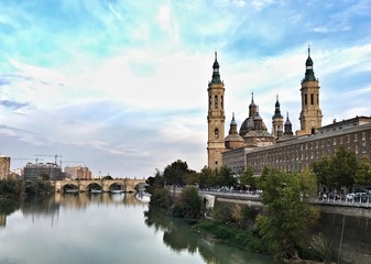 Fototapeta na wymiar vista del rio Ebro a su paso por Zaragoza