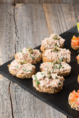 Thunfisch- und Tomatenhappen als Vorspeise