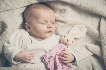 Schlafendes Baby mit Stofftier - Retro