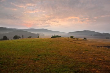 Obraz premium Beautiful sunrise over misty meadow