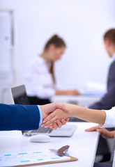 Obraz premium Business people shaking hands, finishing up a meeting, in office
