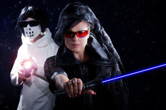Paar tragen Laserschutz Brillen mit Laserschwert Portr&auml;t