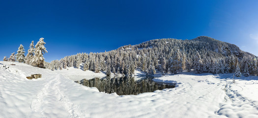 Lago alpino di montagna in inverno