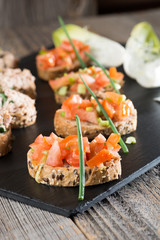 Thunfisch- und Tomatenhappen als Vorspeise