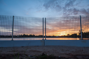 Obraz premium Sunrise at the lakeside fence and eliminate freedom.