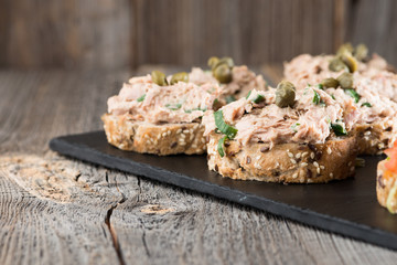 Thunfisch- und Tomatenhappen als Vorspeise