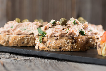 Thunfisch- und Tomatenhappen als Vorspeise