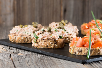 Thunfisch- und Tomatenhappen als Vorspeise