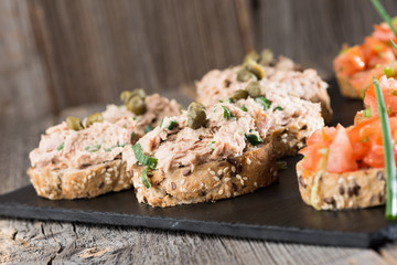Thunfisch- und Tomatenhappen als Vorspeise