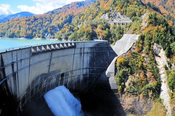 秋の黒部ダム
