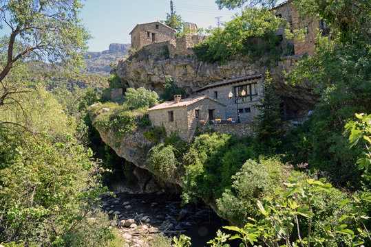 Dorf Serraduy auf einer Felsplatte über dem Fluss