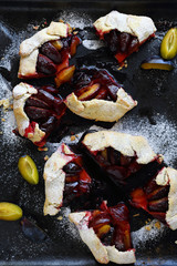 crust pie with slice of plums