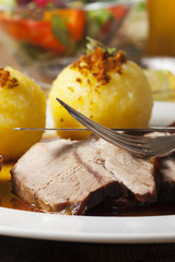 Bayerischer Schweinebraten und Knödel
