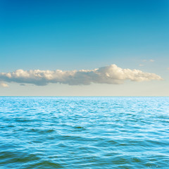 Fototapeta na wymiar blue sea and cloud in sky