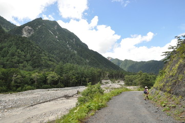 上高地を歩く子ども　家族　雨
