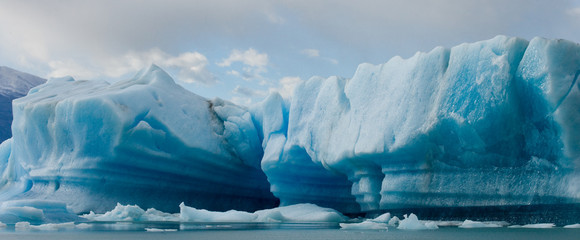 Eisberge im Wasser, der Gletscher Perito Moreno. Argentinien. Eine hervorragende Illustration.