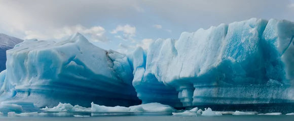 Photo sur Plexiglas Glaciers Icebergs dans l& 39 eau, le glacier Perito Moreno. Argentine. Une excellente illustration.