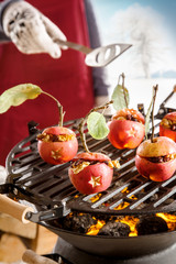Mann hällt Grillbesteck bei Wintergrillen
