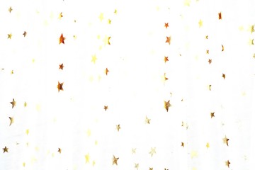 goldene Sterne auf weißem Hintergrund