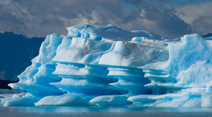 Eisberge im Wasser, der Gletscher Perito Moreno. Argentinien. Eine hervorragende Illustration.