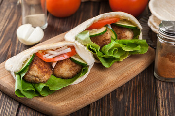 Pita bread with falafel and fresh vegetables