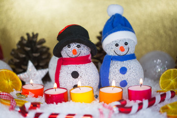 Schneemann und Schneefrau mit Kerzen