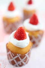 イチゴのカップケーキ