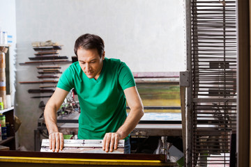 Silkscreen artist in Atelier