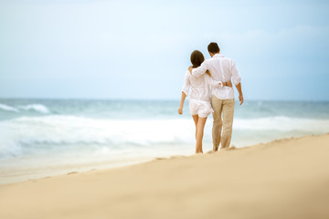 Fototapeta na wymiar couple walking on beach