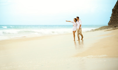 Fototapeta na wymiar Couple on beach