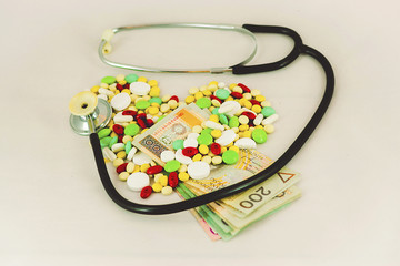 Tablets, medicines arranged in a heart shape with notes and stethoscope - obrazy, fototapety, plakaty