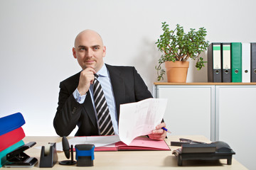 Naklejka premium Manager überprüft ein Angebot