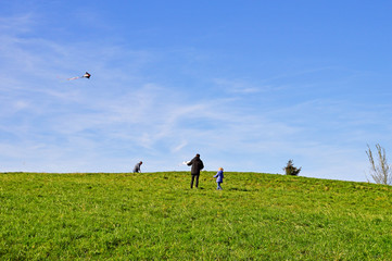 Vater und Kind beim Drachensteigen