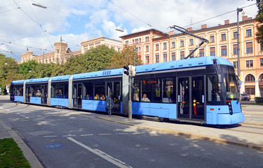 Fototapeta na wymiar Трамвай на улице Мюнхена, Германия