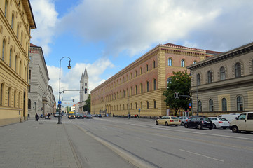 Улица Ludwigstraße, перекресток с Theresienstraße. Вид на Баварскую государственную библиотеку (Bayerische Staatsbibliothek) - Мюнхен, Германия