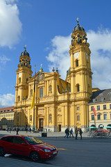 Fototapeta na wymiar Театинеркирхе (Theatinerkirche), католическая коллегиальная церковь Святого Каетана (Мюнхен, Германия)