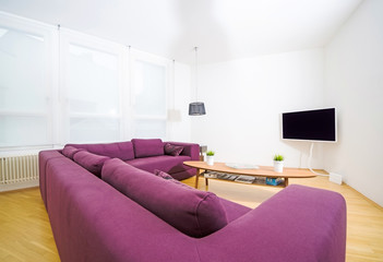 modernes Wohnzimmer mit grosser Couch