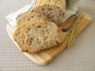Aufgeschnittenes Kastenweißbrot aus Dinkelmehl