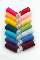 Цветные швейные нитки на катушке