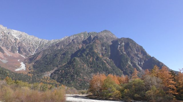 秋の上高地から見た穂高連峰　横パン