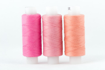 Цветные швейные нитки на катушке