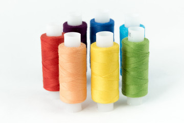 Цветные швейные нитки на катушке